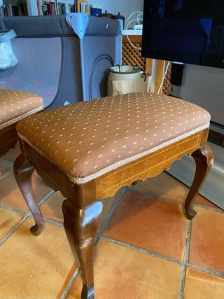 Banqueta descalzadora de madera y tela