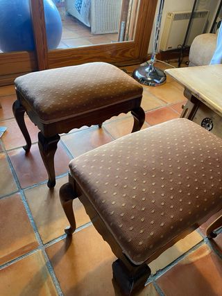 Banqueta descalzadora de madera y tela