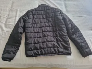 Cazadora acolchada negra