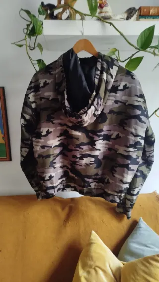 Chaqueta Camuflaje con Banda Blanca