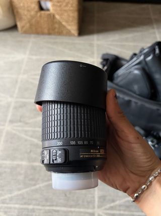 Cámara Reflex Nikon DX Negra con dos objetivos