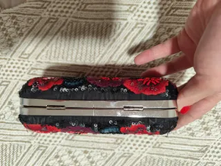 Clutch Zara Flores Rojas y Lentejuelas