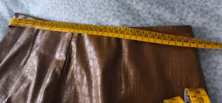 Falda efecto piel marrón. Da poca talla (40)