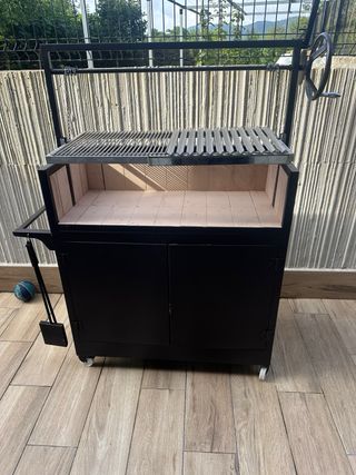 Barbacoa de hierro con parrilla de acero inox