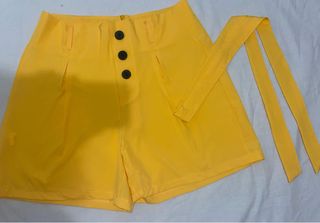 Shorts amarillos de tela ligera
