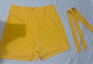 Shorts amarillos de tela ligera