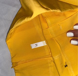 Shorts amarillos de tela ligera