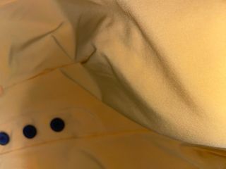 Shorts amarillos de tela ligera