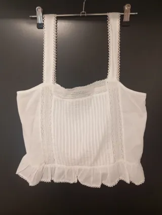 Top blanco bordado con encaje