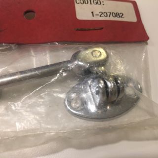 Cierre de gancho y argolla metálica puerta ventana