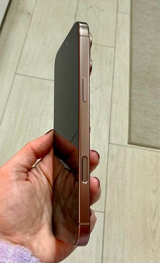iPhone 16 Pro Max Dorado Titanio