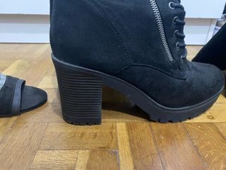 Botas largas con tacon nr 40 y Sandalias Negras 39