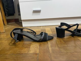 Botas largas con tacon nr 40 y Sandalias Negras 39