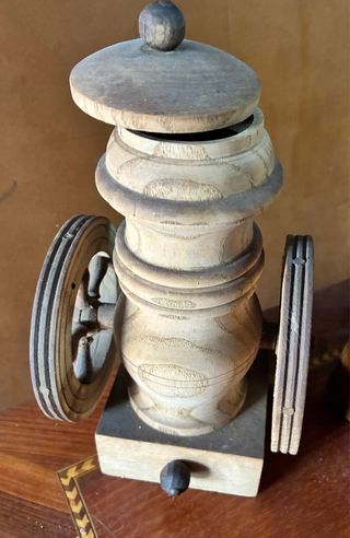 Molinillo de madera decorativo