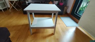 Mesa auxiliar blanca con estante