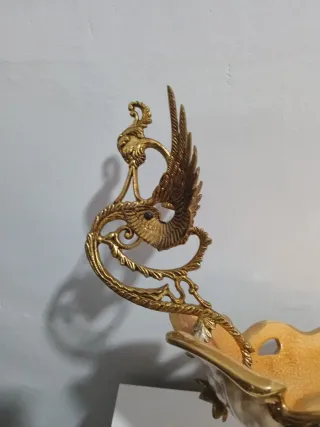 Centro de mesa de cerámica con adornos