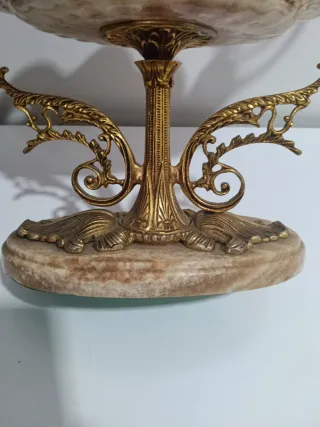 Centro de mesa de cerámica con adornos