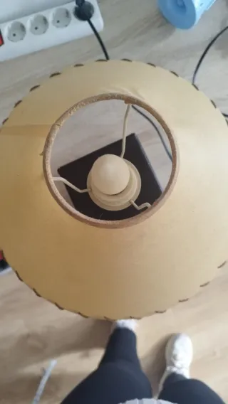 Lámpara de mesa marrón y beige