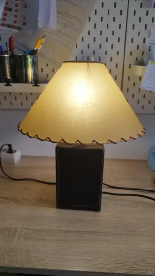 Lámpara de mesa marrón y beige