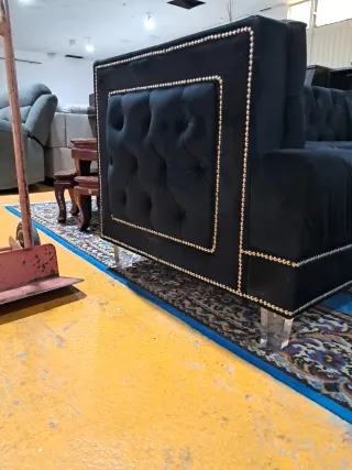 Sofá de terciopelo negro
