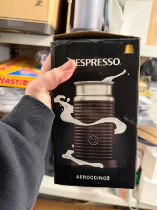 Cafetera Nespresso Roja y Calentador Leche