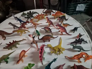 Lote de dinosaurios de juguete
