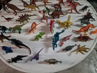 Lote de dinosaurios de juguete