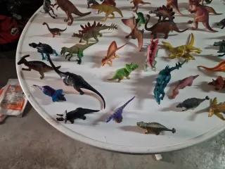 Lote de dinosaurios de juguete