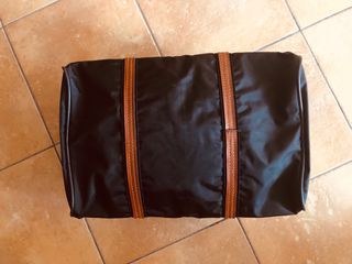 Bolsa de deporte negra y marrón