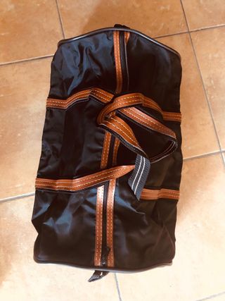 Bolsa de deporte negra y marrón