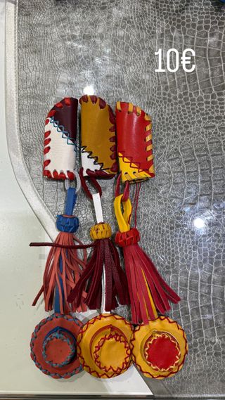 Llaveros de cuero con forma de sombrero