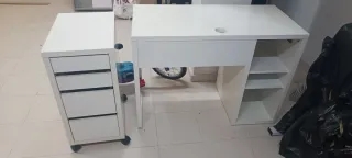 Escritorio blanco con cajonera