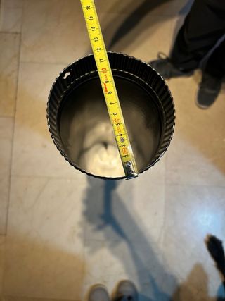 Tubo de chimenea metálico negro