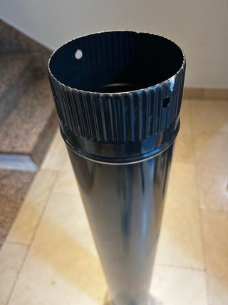 Tubo de chimenea metálico negro