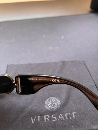 Gafas de sol Versace negras y doradas
