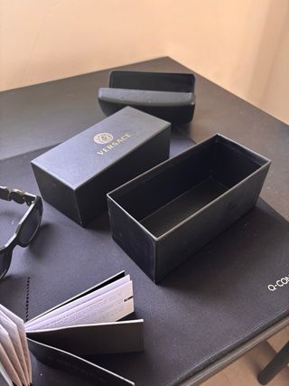 Gafas de sol Versace negras y doradas