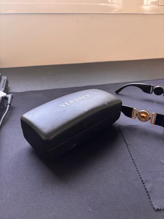 Gafas de sol Versace negras y doradas