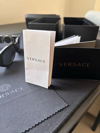 Gafas de sol Versace negras y doradas