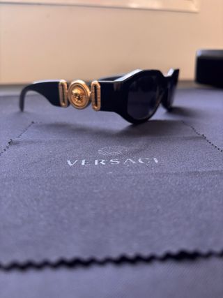Gafas de sol Versace negras y doradas