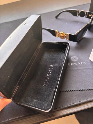 Gafas de sol Versace negras y doradas