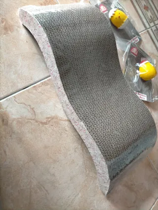 Cama gato, rascador y 2 juguetes