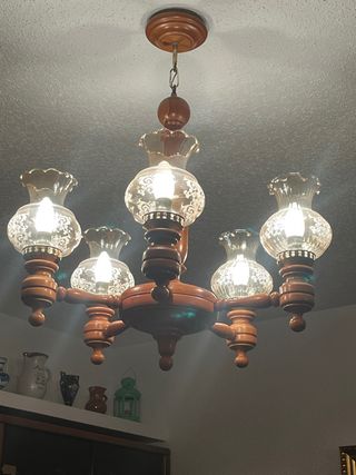 Lámpara de techo de madera y cristal 30€ cada una