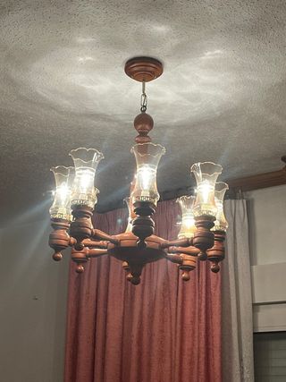 Lámpara de techo de madera y cristal 30€ cada una