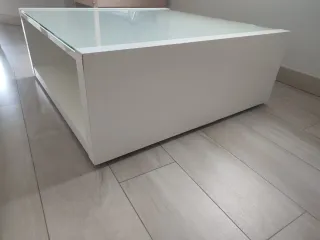 Mesa de centro blanca con cristal