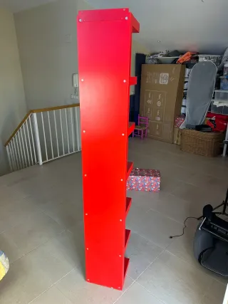 Estantería roja moderna