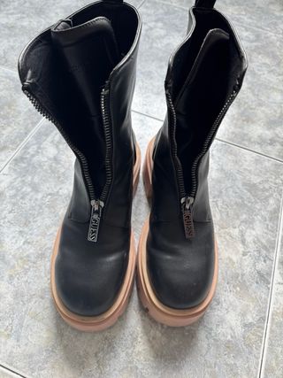 Botas Guess Negras y Rosas