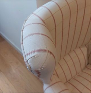 Sofá orejero tela beige y rojo