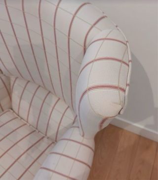 Sofá orejero tela beige y rojo