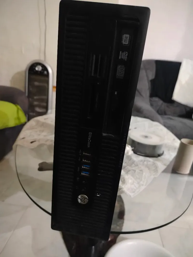 PC de escritorio HP EliteDesk en negro
