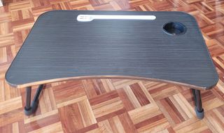 Mesa portátil con USB y portavasos